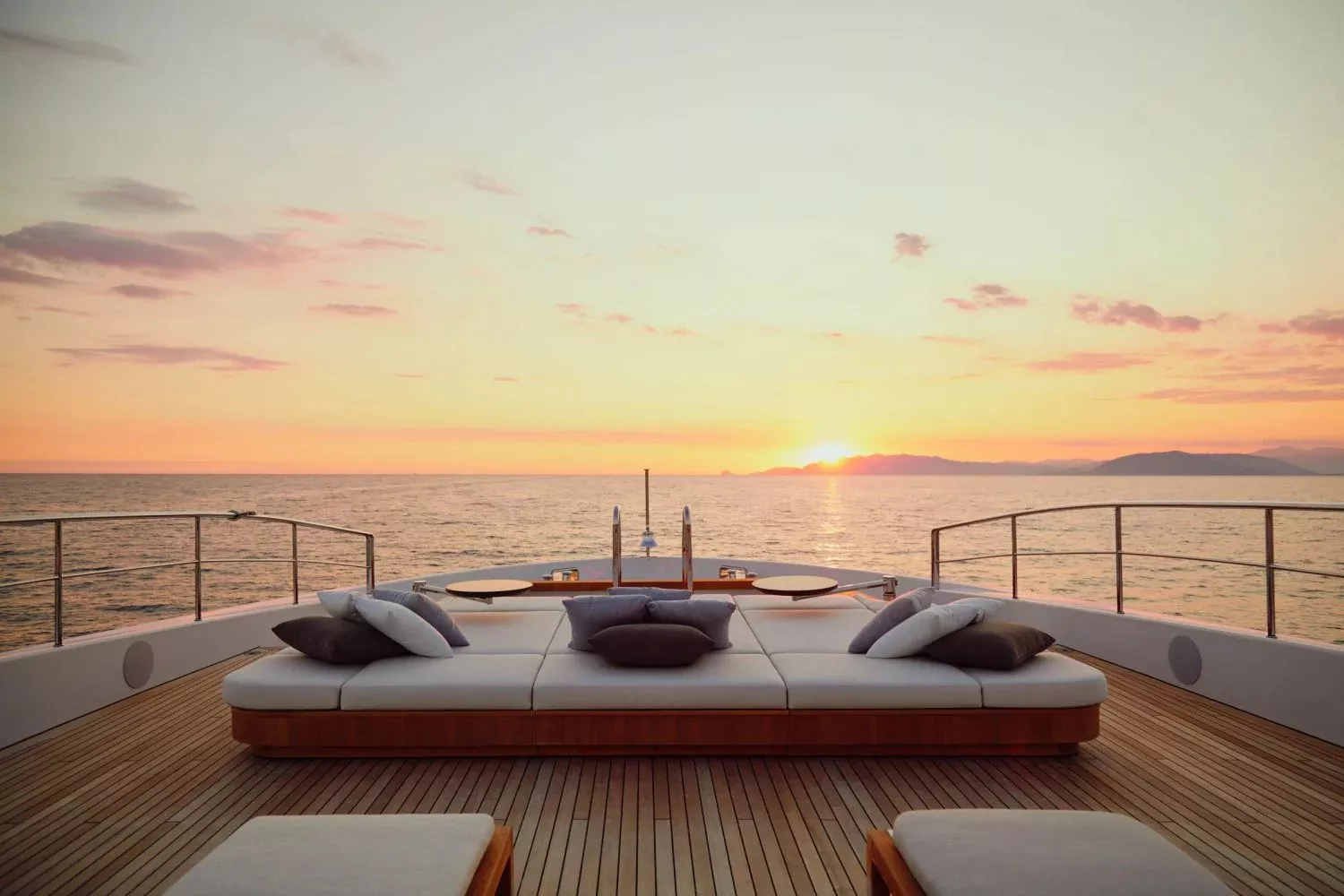 https://dev-api.arconyachts.com/storage/34370/conversions/RHstLQi1vrCkgcCpK1QehmthdLPopw7xnn7r0g1m-optimize.webp