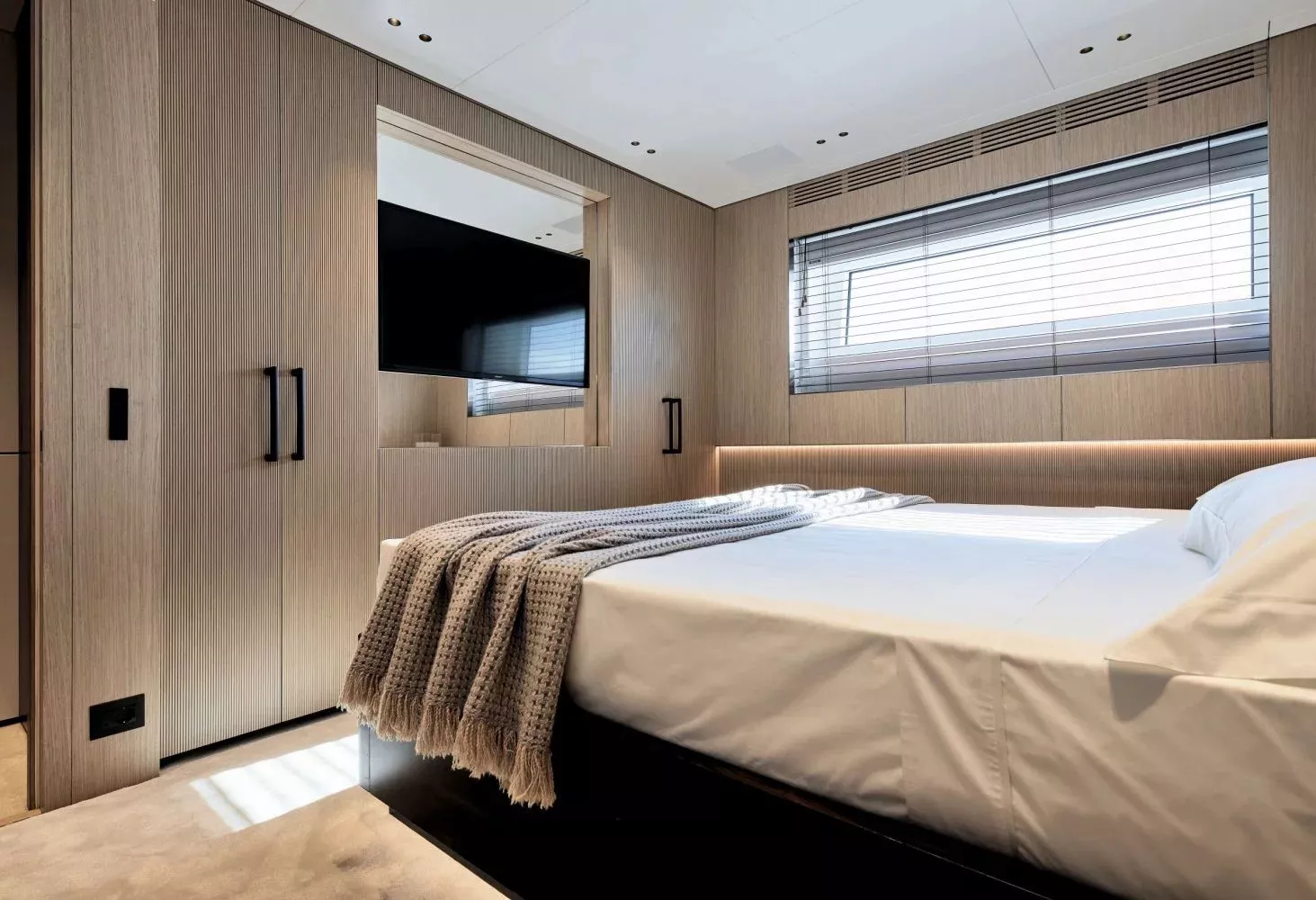 https://dev-api.arconyachts.com/storage/34444/conversions/CG8tfXGjVrZrKvObKWdlWGlYuujmJc8RxpggNqx9-optimize.webp