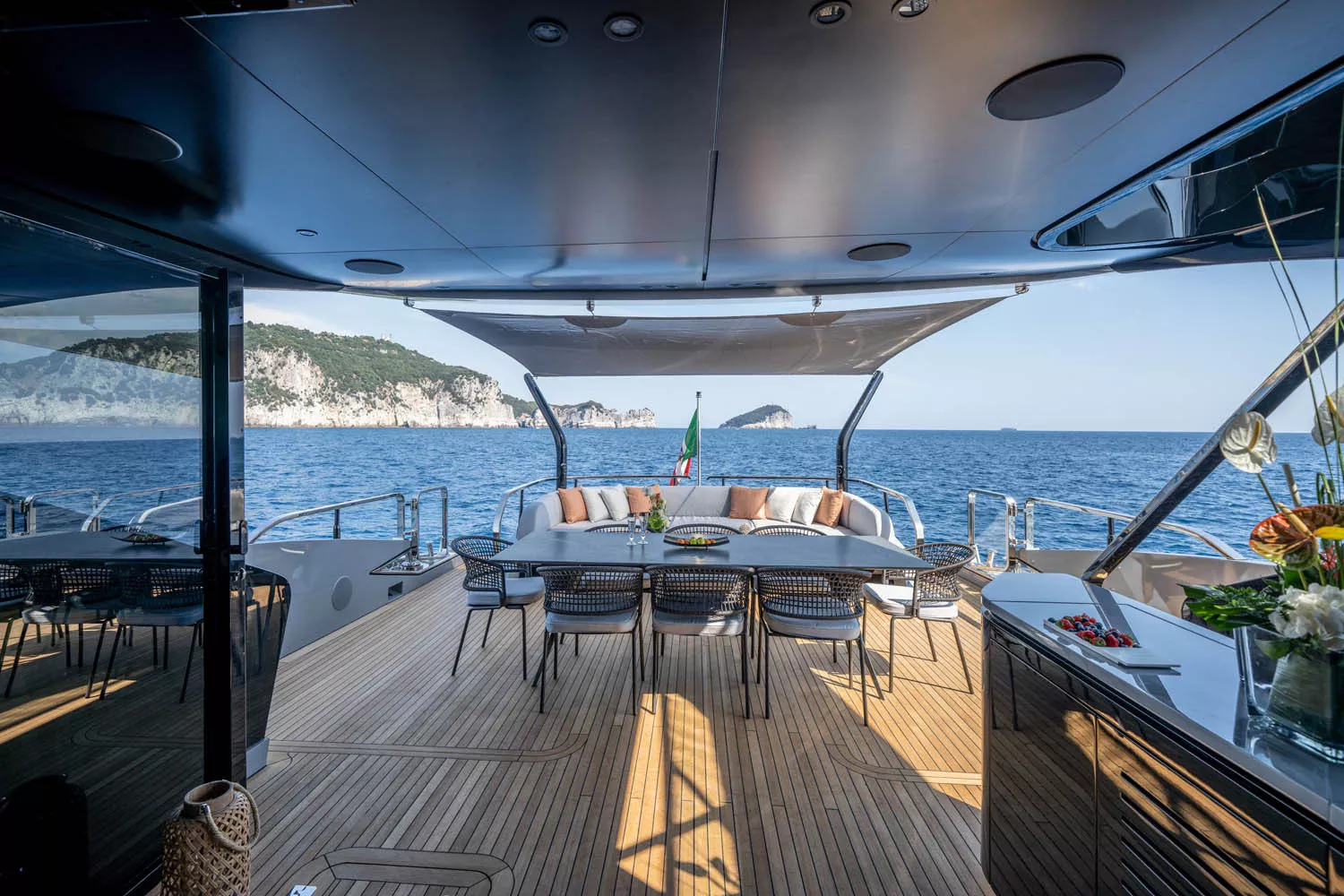 https://dev-api.arconyachts.com/storage/35504/conversions/IYjpFIbxZ6daepXeKwtt8rIQGXlYygVAB25bfHut-optimize.webp