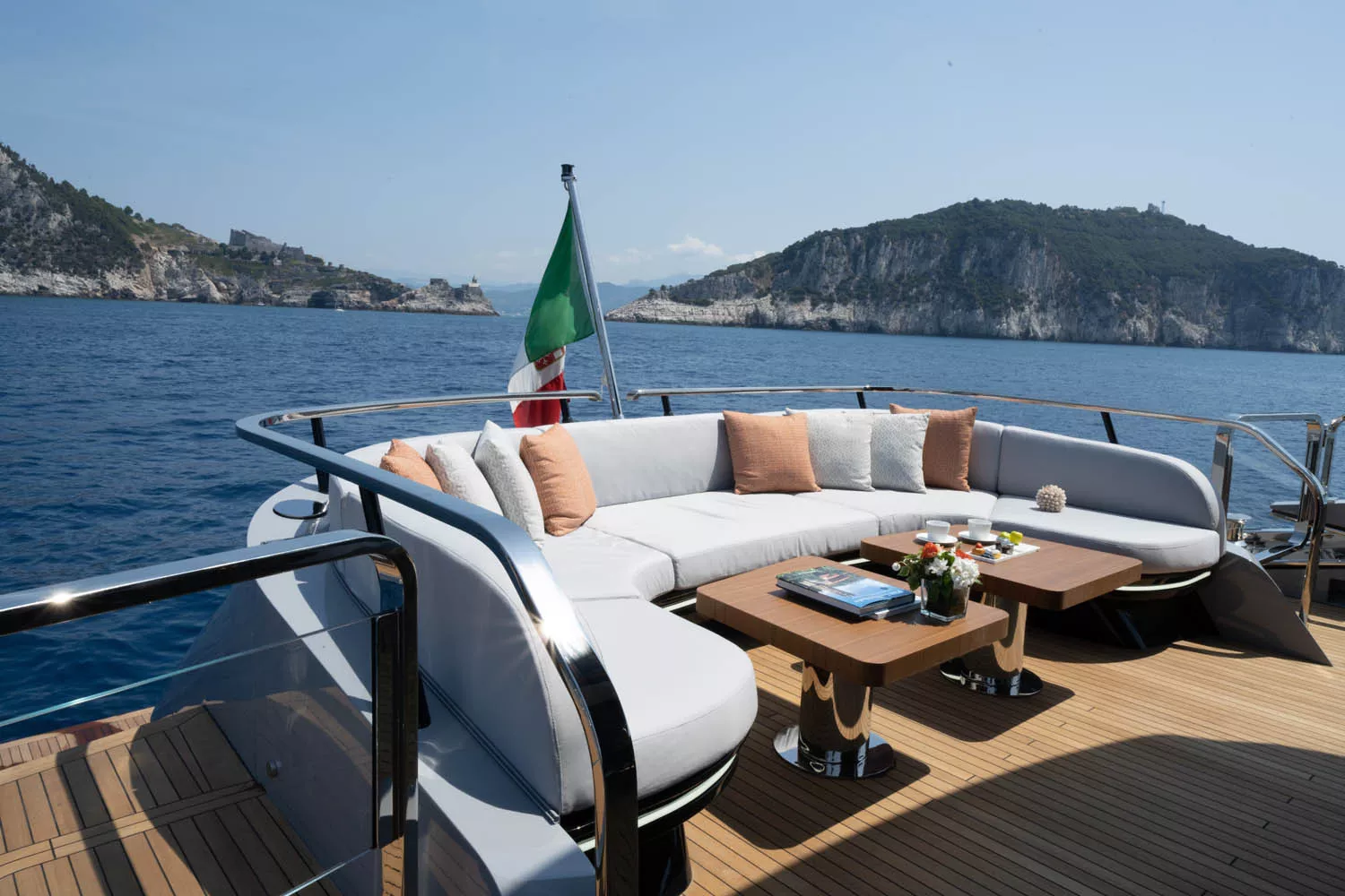 https://dev-api.arconyachts.com/storage/35505/conversions/JLSCatz7ckPxwn43rl5UFEPpAbEabACQjktAt9XD-optimize.webp
