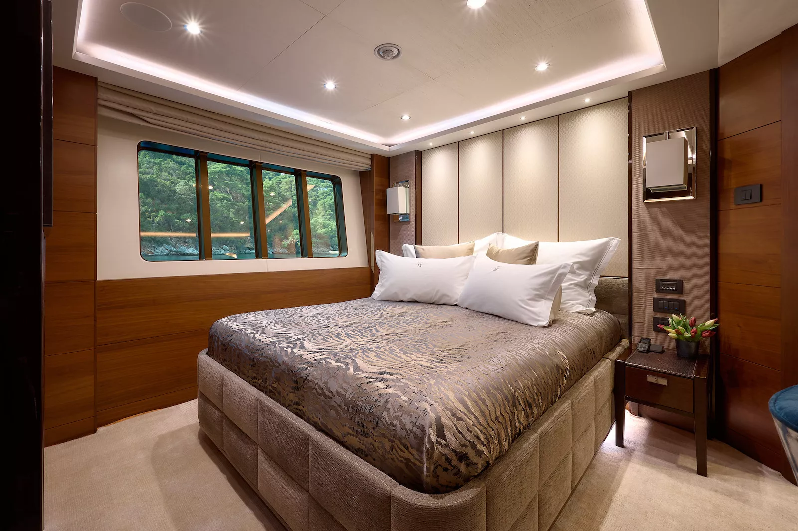 https://dev-api.arconyachts.com/storage/35905/conversions/ASutHh2096fboJt2ESHSRx8r322bnpRActJfq4R2-optimize.webp