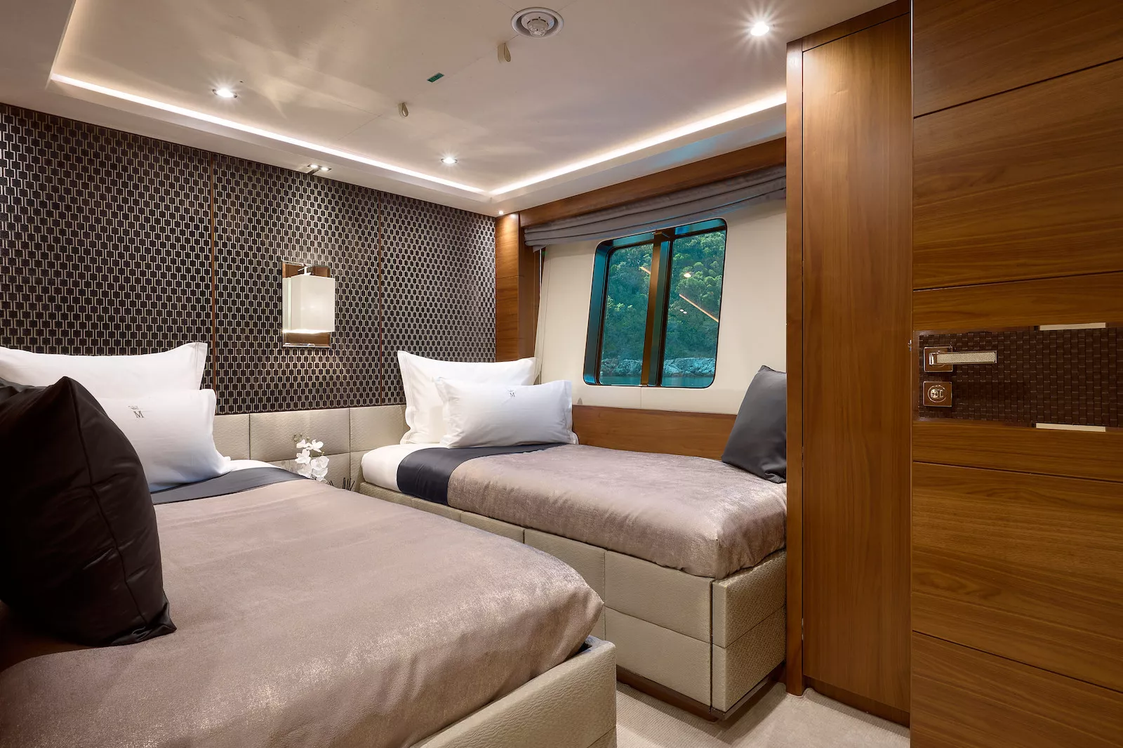 https://dev-api.arconyachts.com/storage/35907/conversions/vp0ntNXFNnns8dYwYmYsyvLrW1Gfc9pKxltwAxfn-optimize.webp