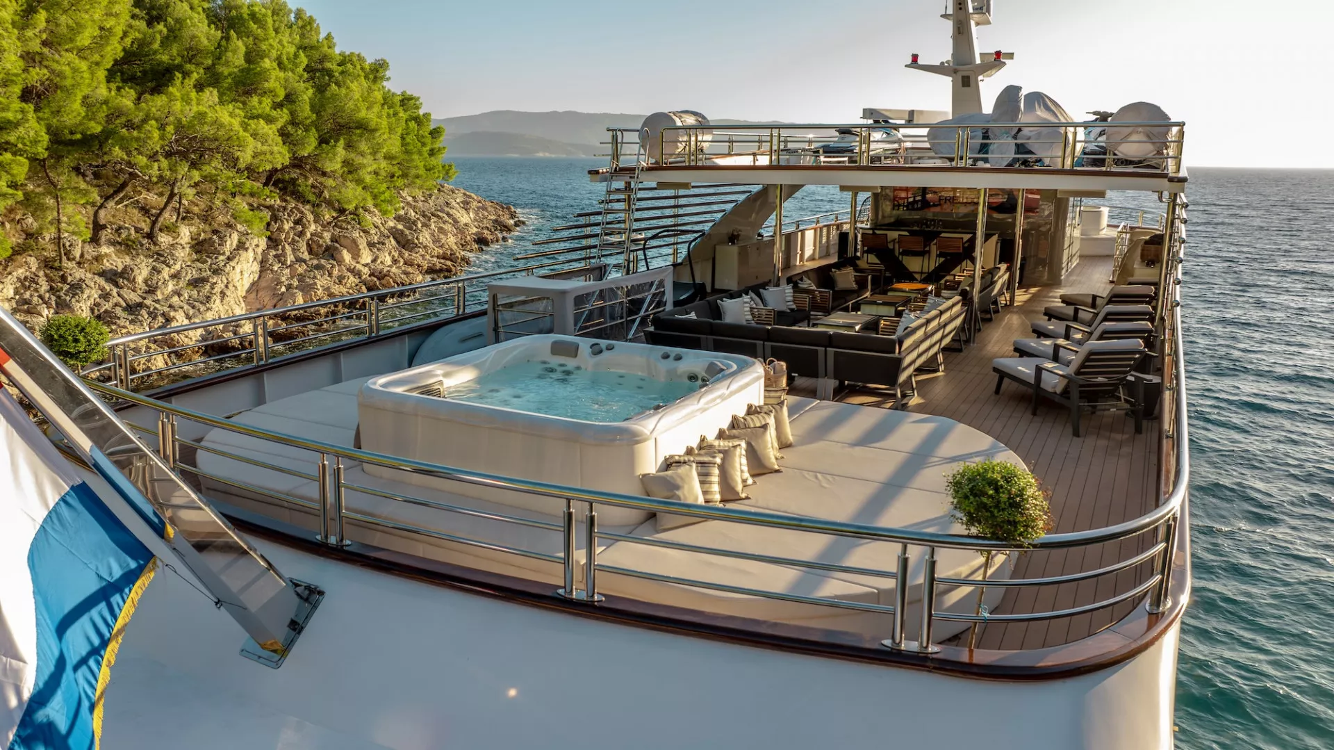 https://dev-api.arconyachts.com/storage/36034/conversions/VfYOd7E8VVVctOBAquwHLAMo0QKKnSrbceuVhUwN-optimize.webp