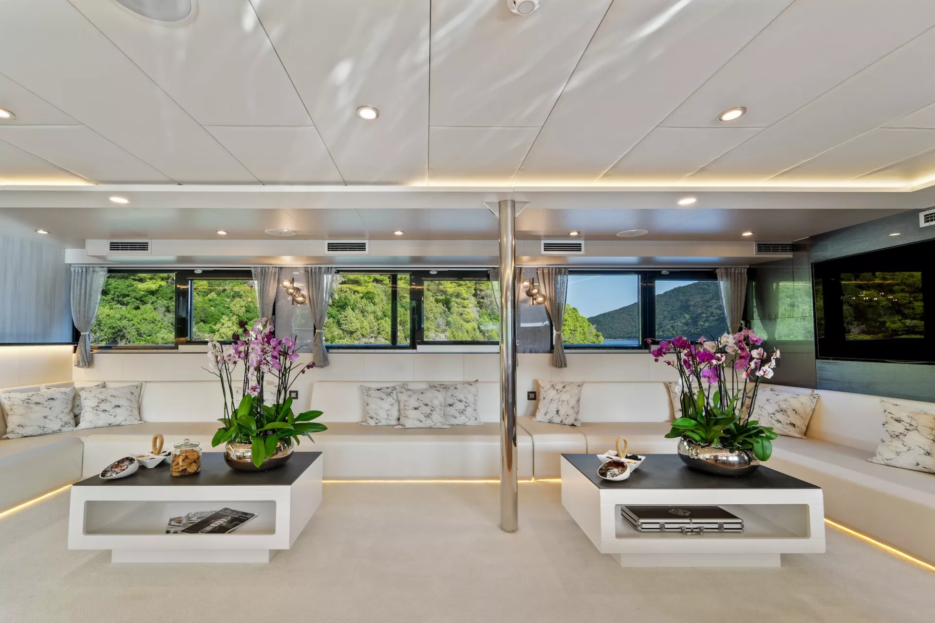 https://dev-api.arconyachts.com/storage/36039/conversions/vrWbtNgEvmAe8JQg1NCkilYFhRnYPWyen43iBnl1-optimize.webp