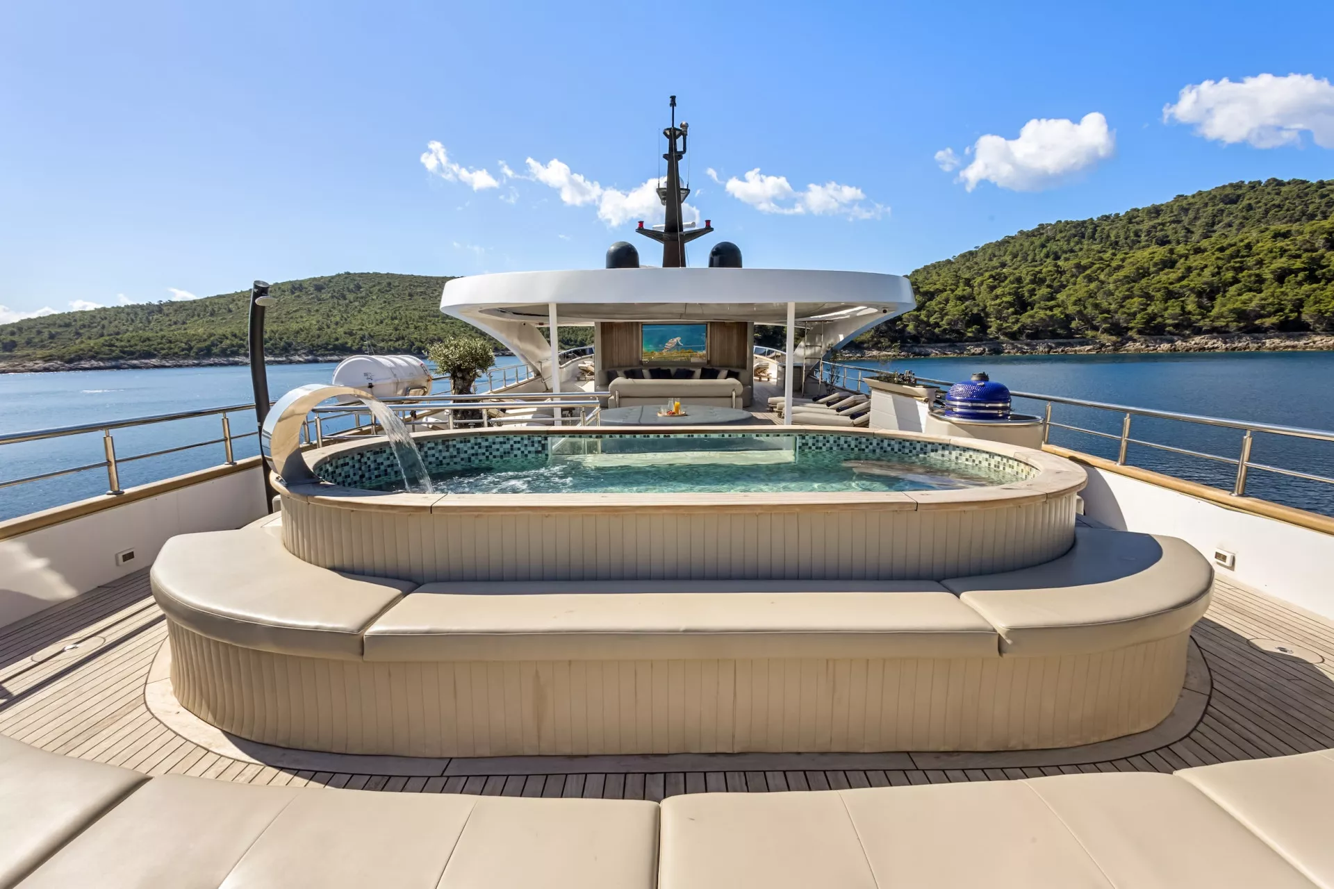 https://dev-api.arconyachts.com/storage/36052/conversions/plLqejwnIWNRQh1He8Wkr1wTbTy8dyjEYqp7LkKL-optimize.webp