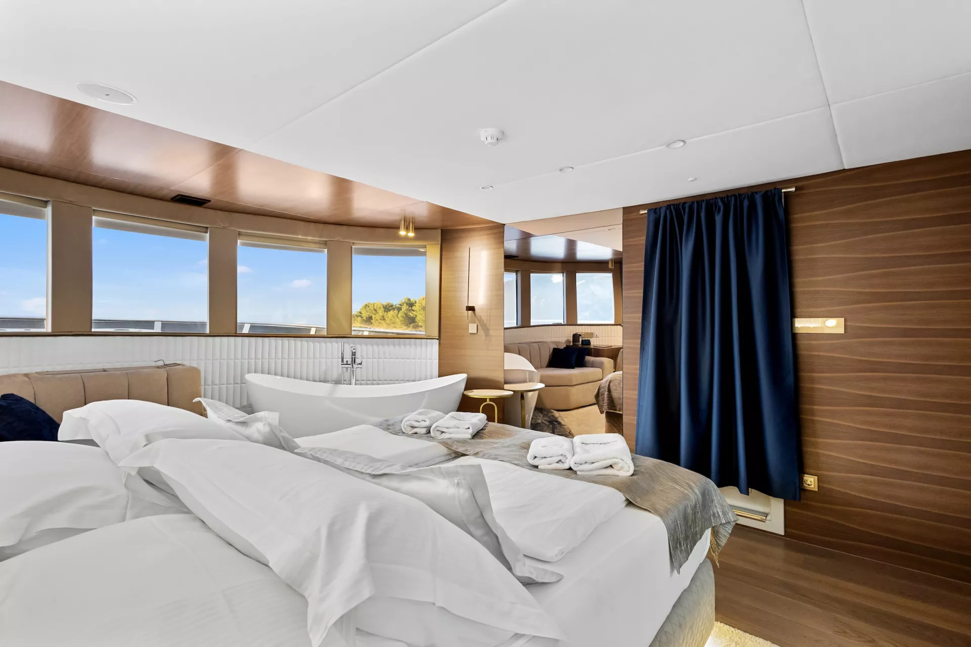 https://dev-api.arconyachts.com/storage/36062/conversions/YOAfDRx9cFGkU6SbUf6yVuMuO14ldGrvLEehnGTW-optimize.webp