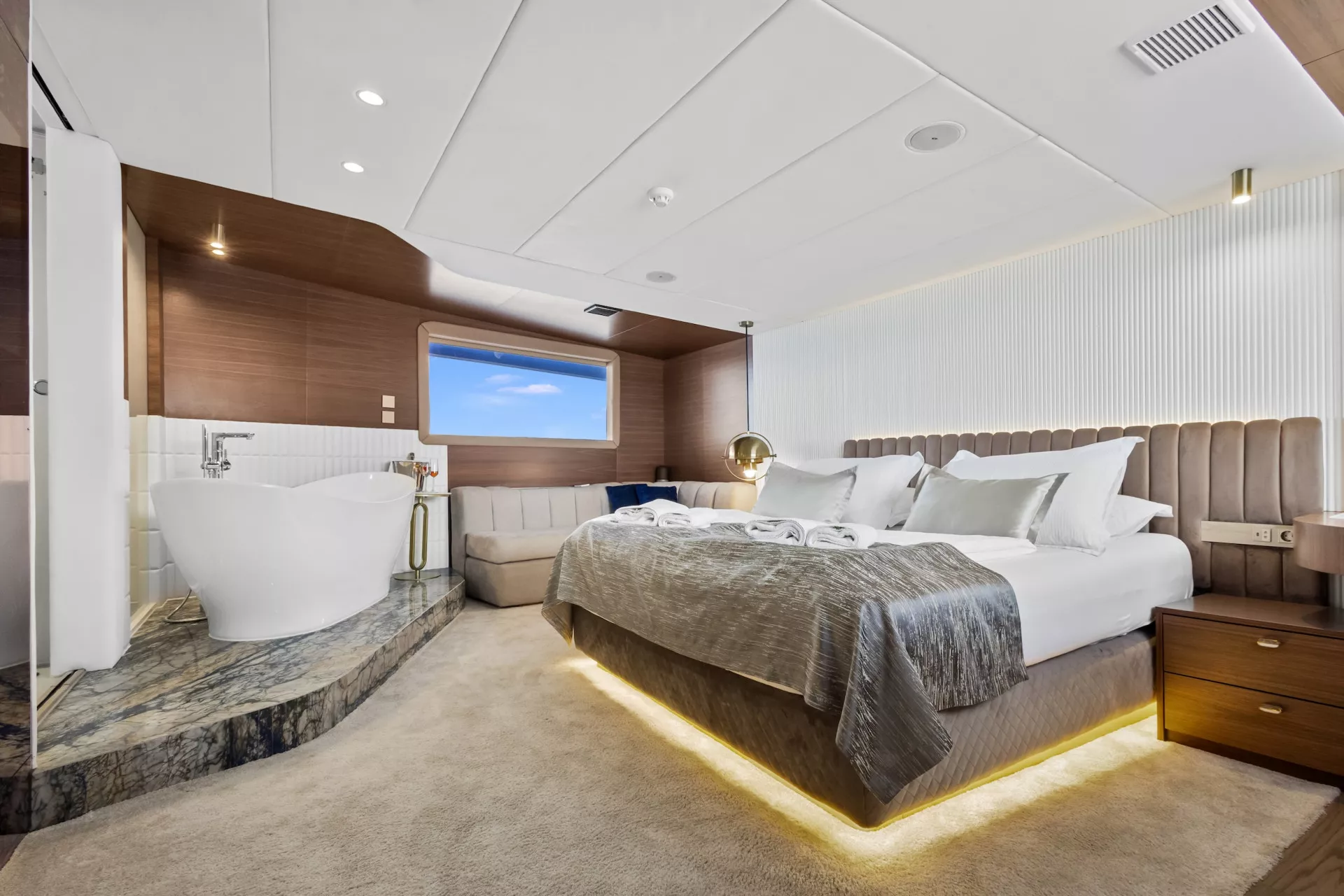https://dev-api.arconyachts.com/storage/36067/conversions/Ax8hcHVyJwbcERw3KxddzLBMmCg9kKrTgsyZS2DE-optimize.webp