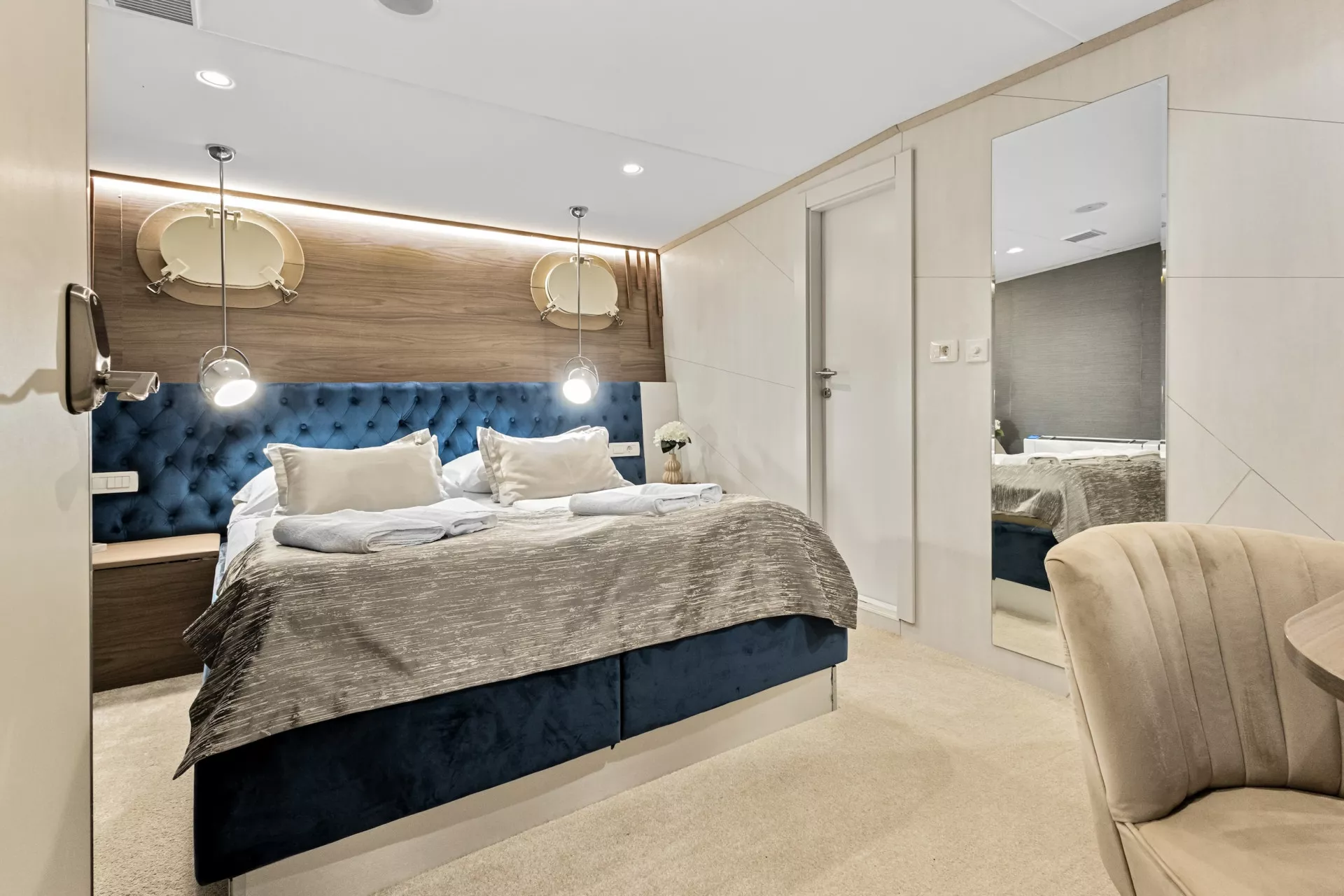 https://dev-api.arconyachts.com/storage/36069/conversions/1xHKiuY1Y9JqeXVqaS8qAmMJlLghxBn8NYIS9j46-optimize.webp