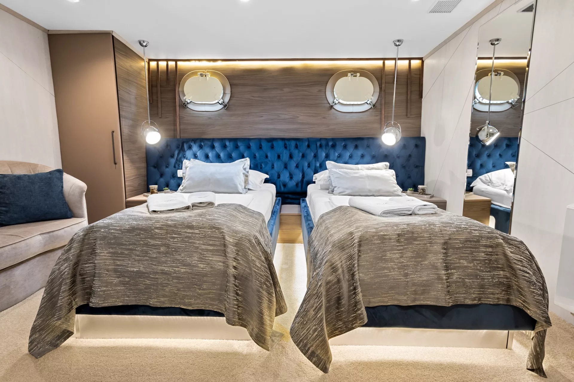 https://dev-api.arconyachts.com/storage/36071/conversions/gJxfWBdSvDnlIswjtEK6XQ3L1bh6SkUpqASLrncF-optimize.webp