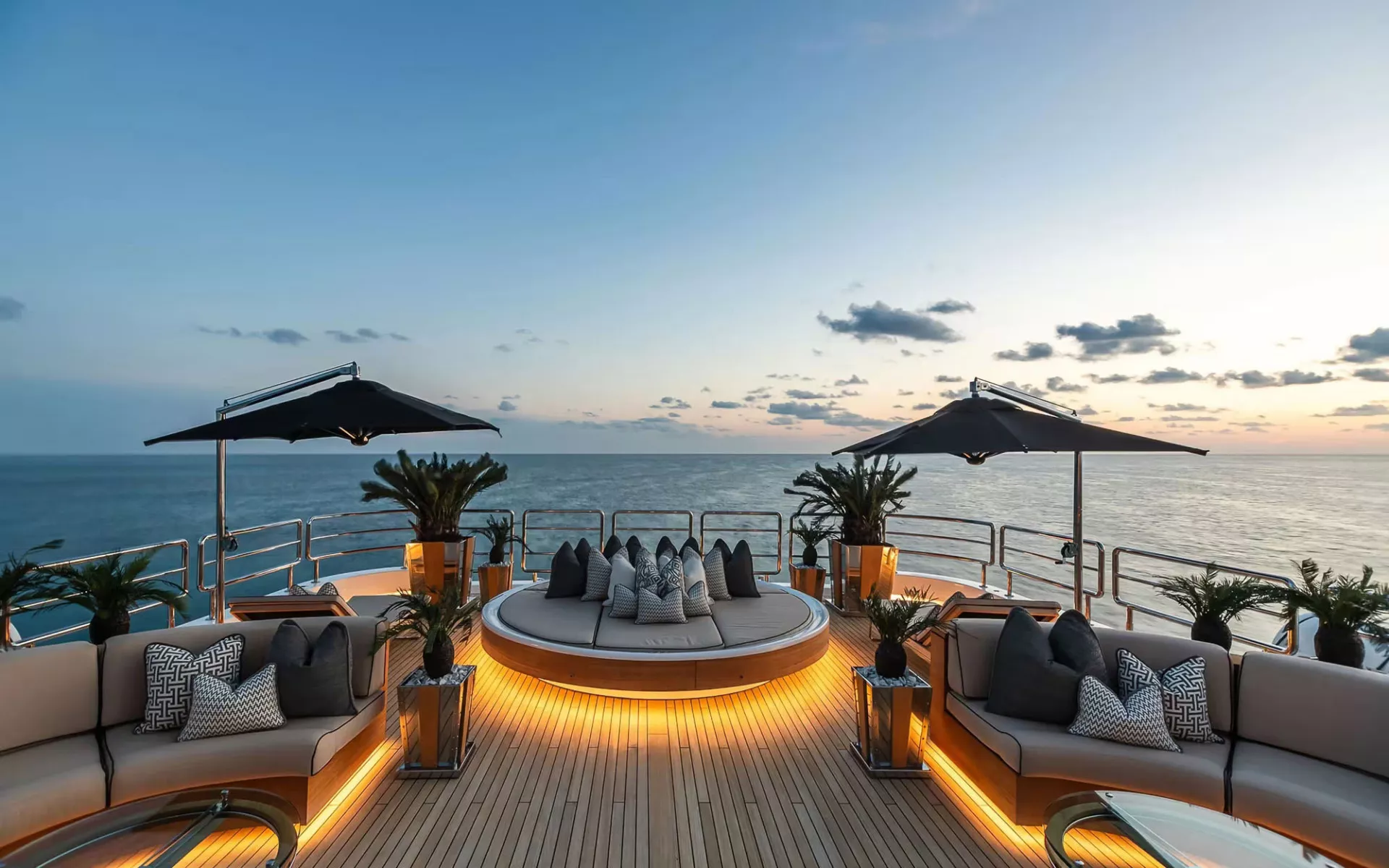https://dev-api.arconyachts.com/storage/36226/conversions/TsFapl8BXoto7MuONncpMzmQvyLhZOcTIXJkZpwl-optimize.webp