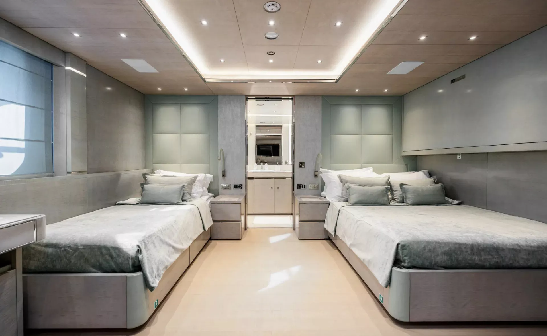 https://dev-api.arconyachts.com/storage/36354/conversions/pxfNhQ1w58ymZntuKn1lq78gcf7ZUbqmEHAriHoh-optimize.webp