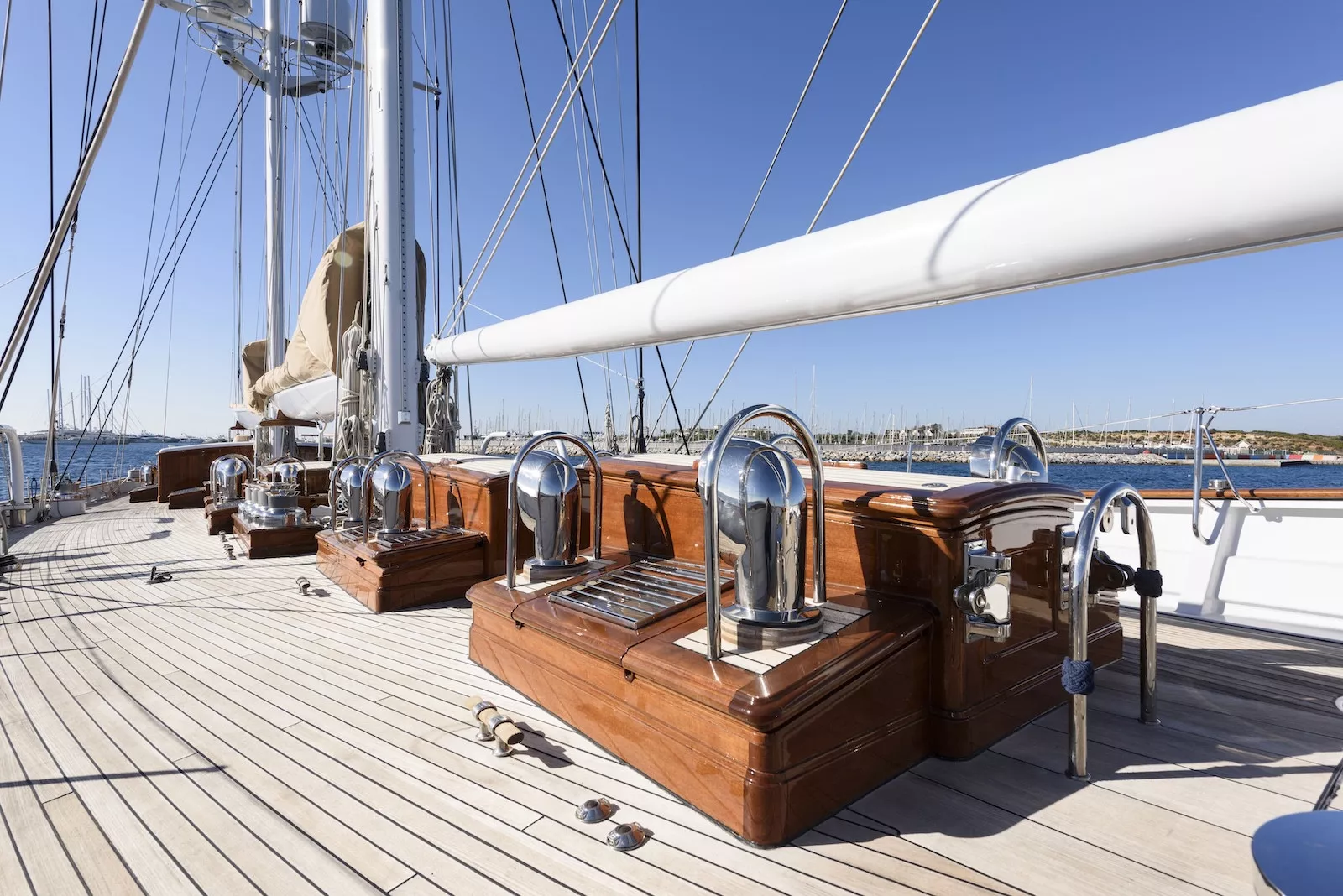 https://dev-api.arconyachts.com/storage/36470/conversions/cWmU9rSfTaZw25KaDlAaKi88ZL327RyPXQOlSt6N-optimize.webp