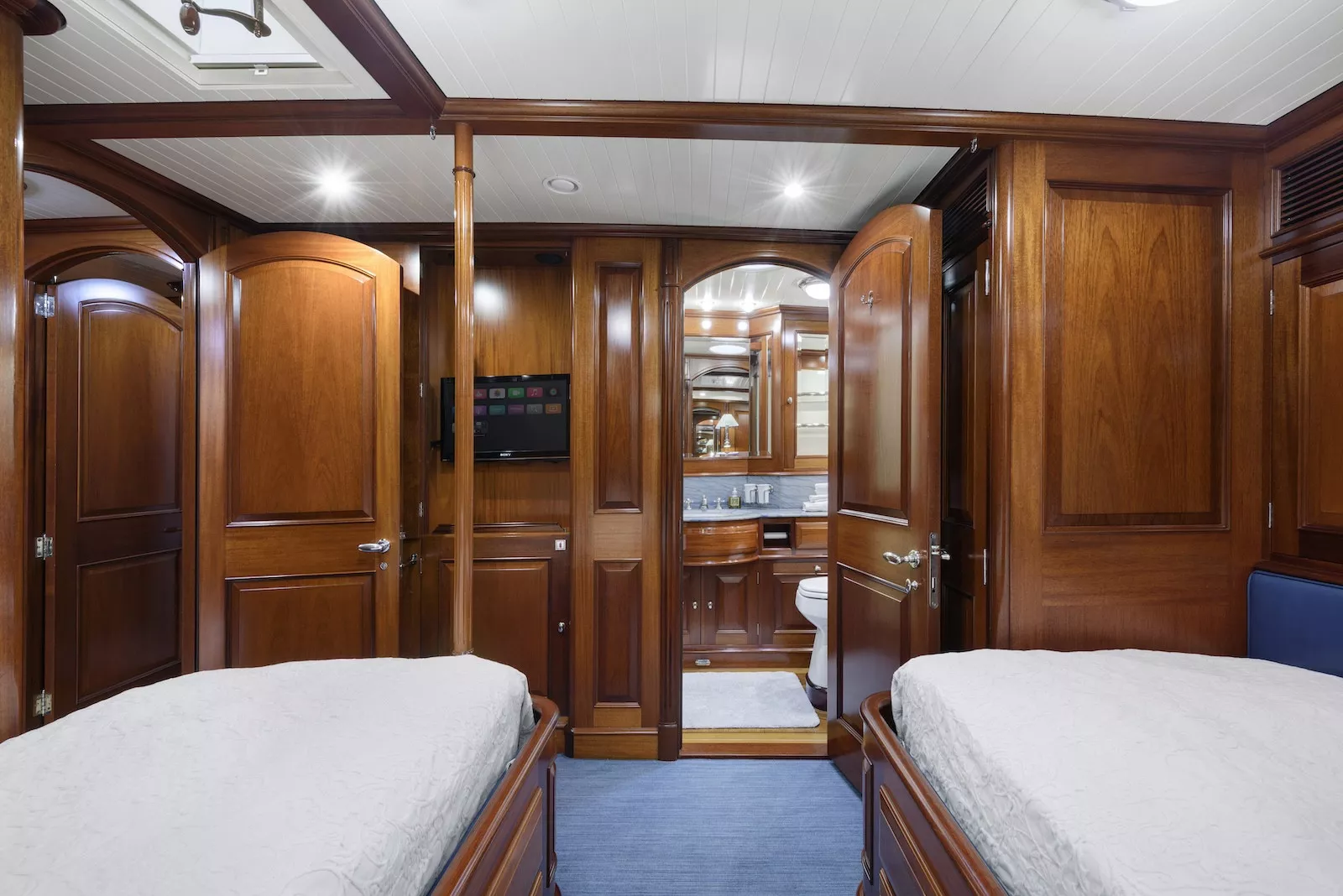 https://dev-api.arconyachts.com/storage/36490/conversions/KDGwAYiciCFtPof52bt7Mg7Ou1Xrh2tZuJn3sow3-optimize.webp