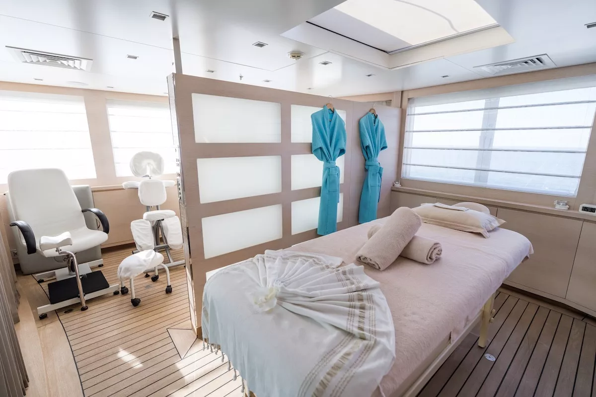 https://dev-api.arconyachts.com/storage/36699/conversions/YZ3svo3zd7RvleBZn71P1j6Kg408t4kxqAoZ7PQL-optimize.webp