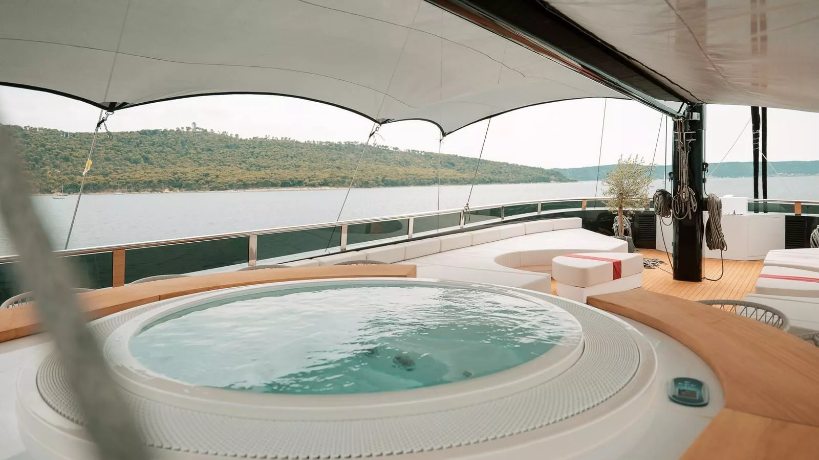 https://dev-api.arconyachts.com/storage/36906/conversions/Dem3qgQ8ou7wtJcj13lCTtOa4O4eMhjdOohySyQJ-optimize.webp