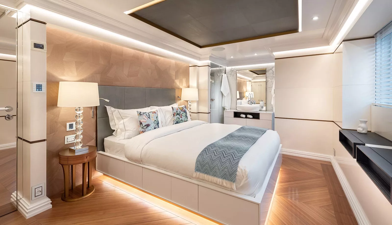 https://dev-api.arconyachts.com/storage/37136/conversions/KXKLrqA8waG7l31LSo35DYu0xSSwVBx3HLAxEzqJ-optimize.webp