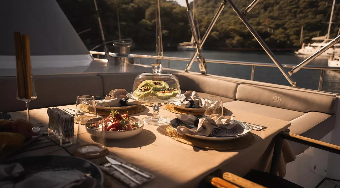 https://dev-api.arconyachts.com/storage/37191/conversions/XhFnXNHHYaIlSUoRQ4uTwWdOIxjorVDuJkQV7bLH-optimize.webp