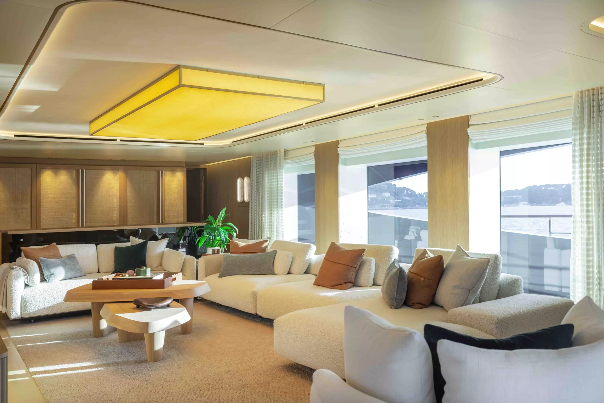 https://dev-api.arconyachts.com/storage/37321/conversions/WmjvejHJdMXfdLtbEas1I2e50FIox3l4Ico1ChfR-optimize.webp