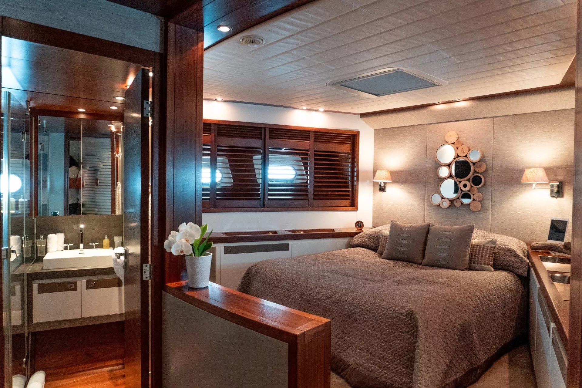 https://dev-api.arconyachts.com/storage/media/17427/conversions/455_4803777424-optimize.webp