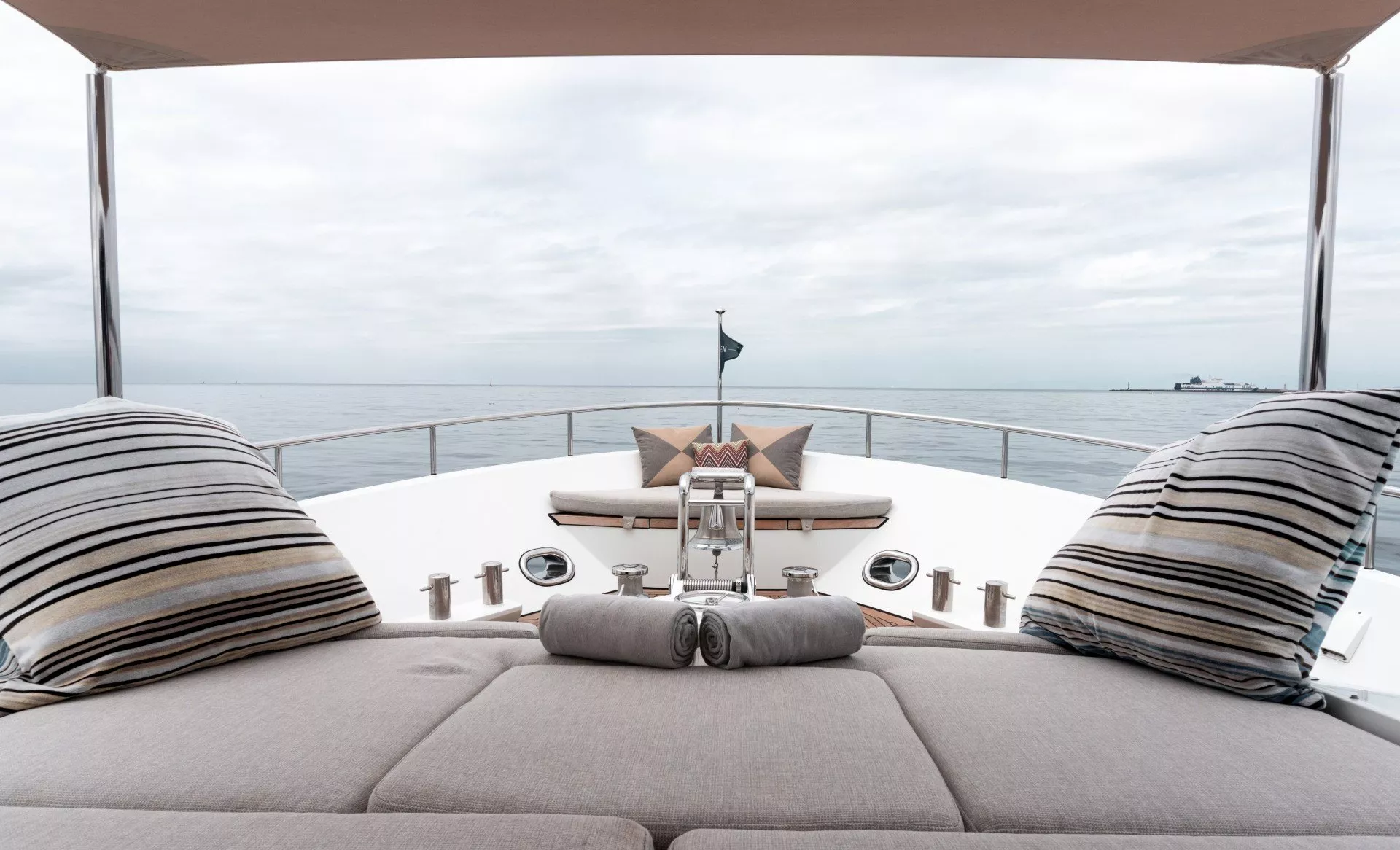 https://dev-api.arconyachts.com/storage/media/17432/conversions/455_2292049915-optimize.webp