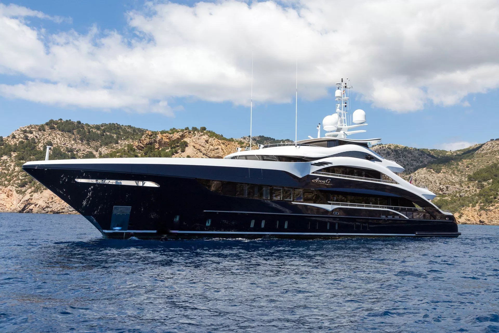 https://dev-api.arconyachts.com/storage/media/17576/conversions/654_9918319967-optimize.webp