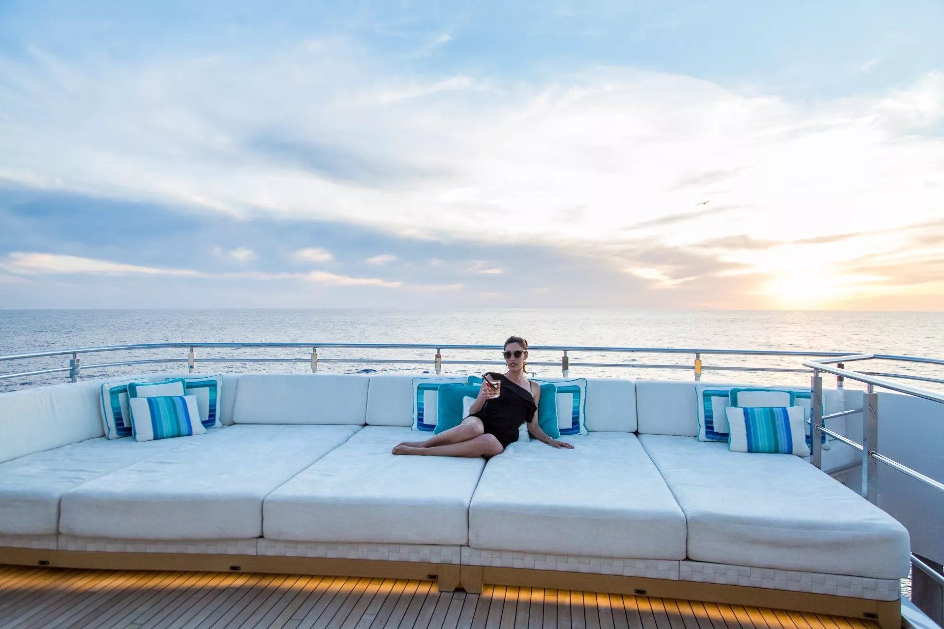 https://dev-api.arconyachts.com/storage/media/17581/conversions/654_3614714721-optimize.webp
