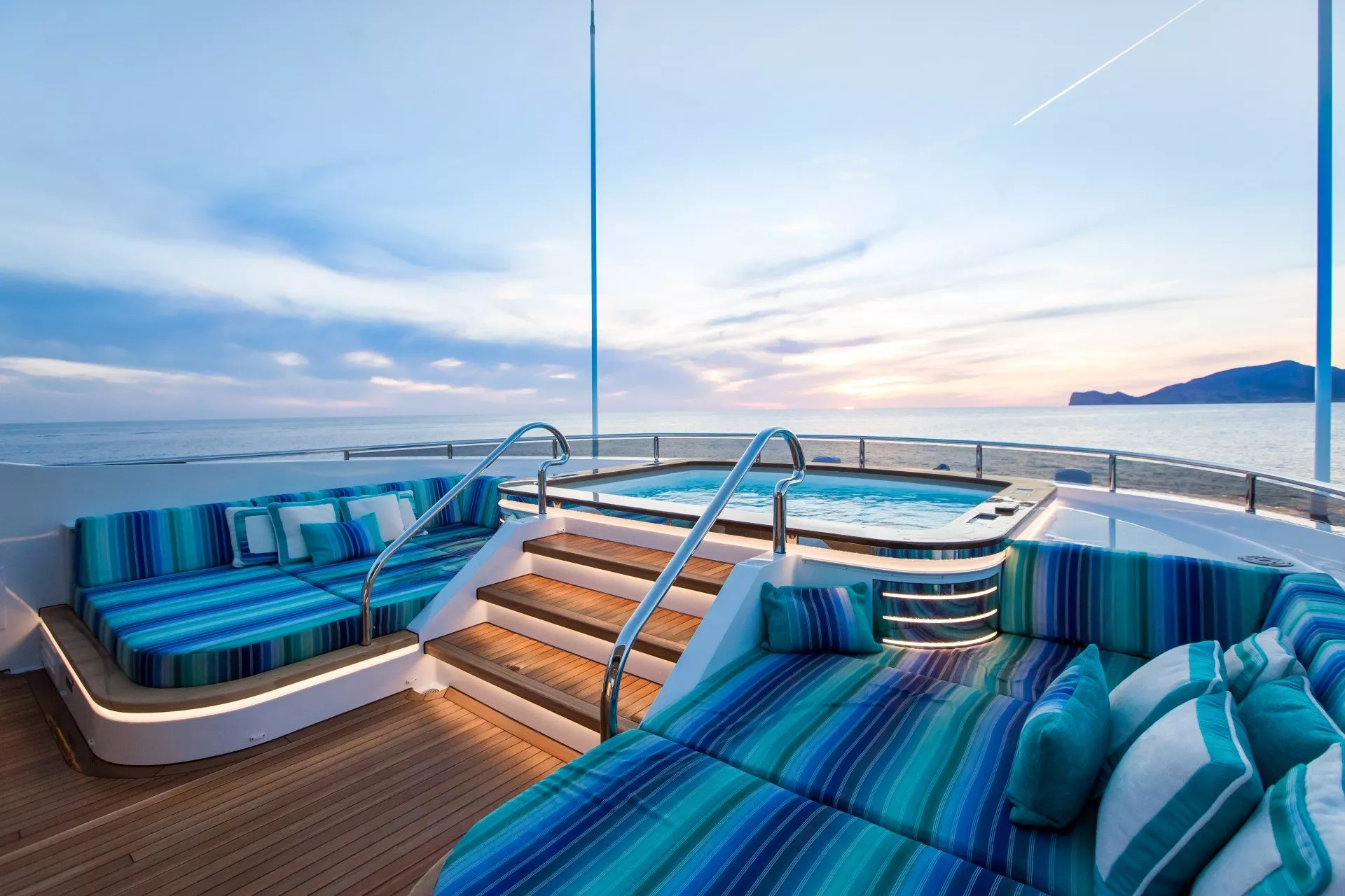 https://dev-api.arconyachts.com/storage/media/17583/conversions/654_7515514849-optimize.webp