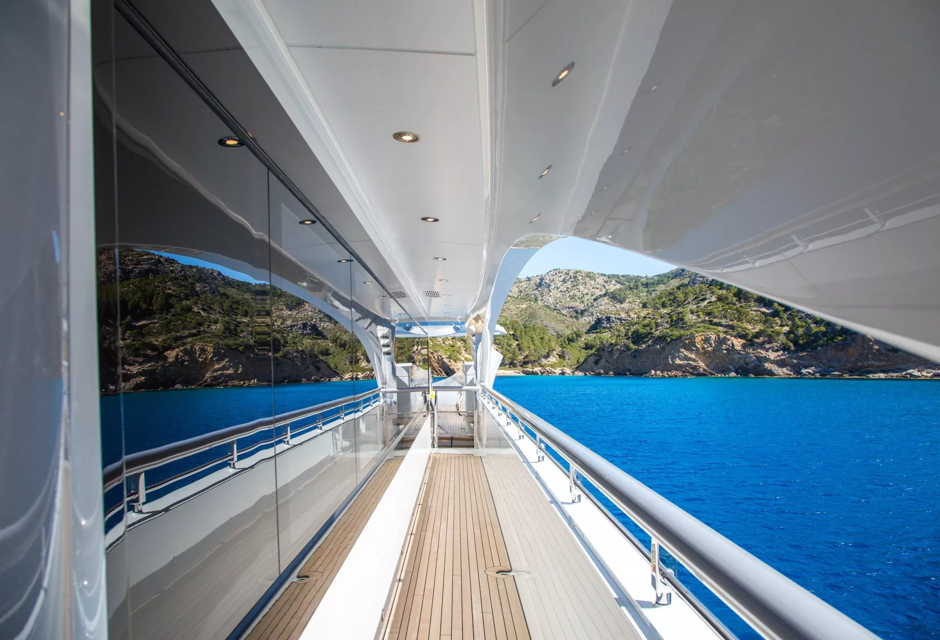 https://dev-api.arconyachts.com/storage/media/17585/conversions/654_3633077767-optimize.webp