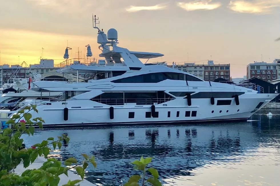 Benetti Veloce 140