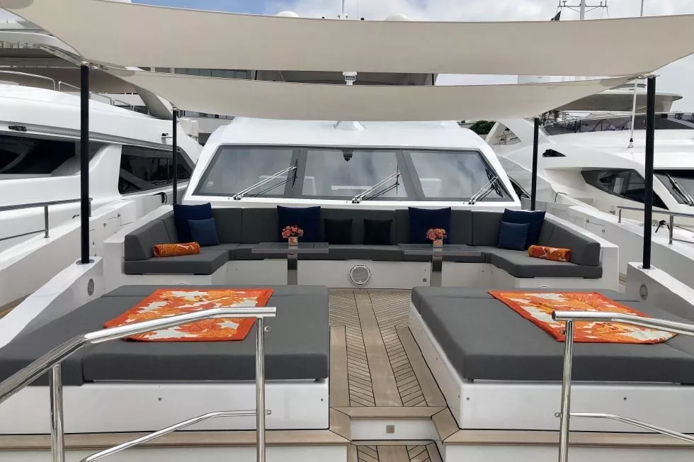 https://dev-api.arconyachts.com/storage/media/17648/conversions/28_7549881345-optimize.webp