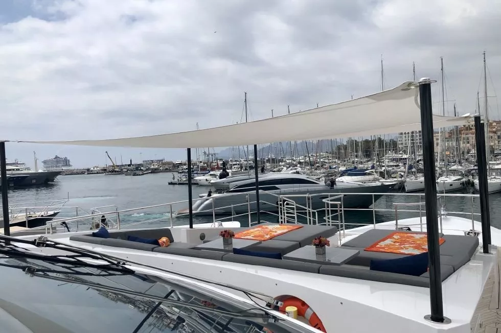 https://dev-api.arconyachts.com/storage/media/17649/conversions/28_0622630378-optimize.webp