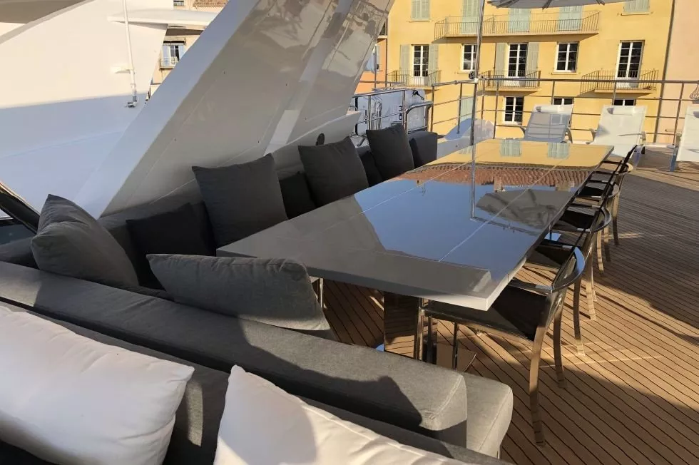 https://dev-api.arconyachts.com/storage/media/17656/conversions/28_6617682768-optimize.webp