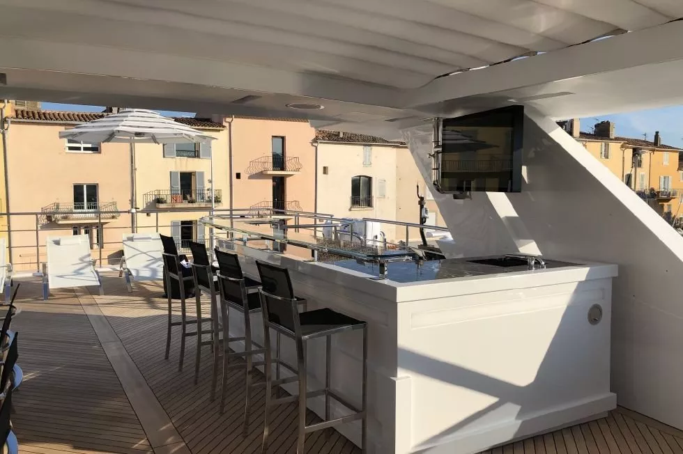 https://dev-api.arconyachts.com/storage/media/17657/conversions/28_6187634532-optimize.webp