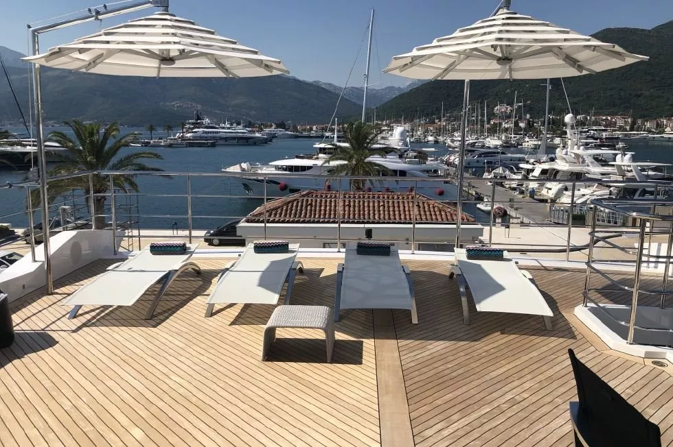 https://dev-api.arconyachts.com/storage/media/17662/conversions/28_5439223488-optimize.webp