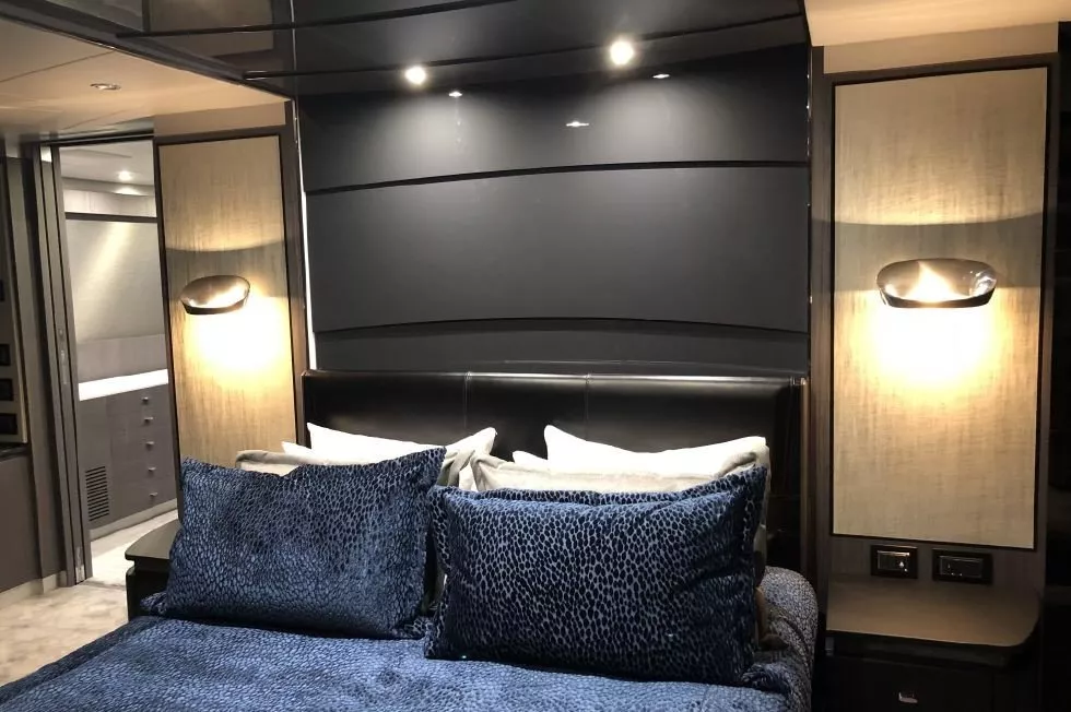 https://dev-api.arconyachts.com/storage/media/17667/conversions/28_3735291669-optimize.webp