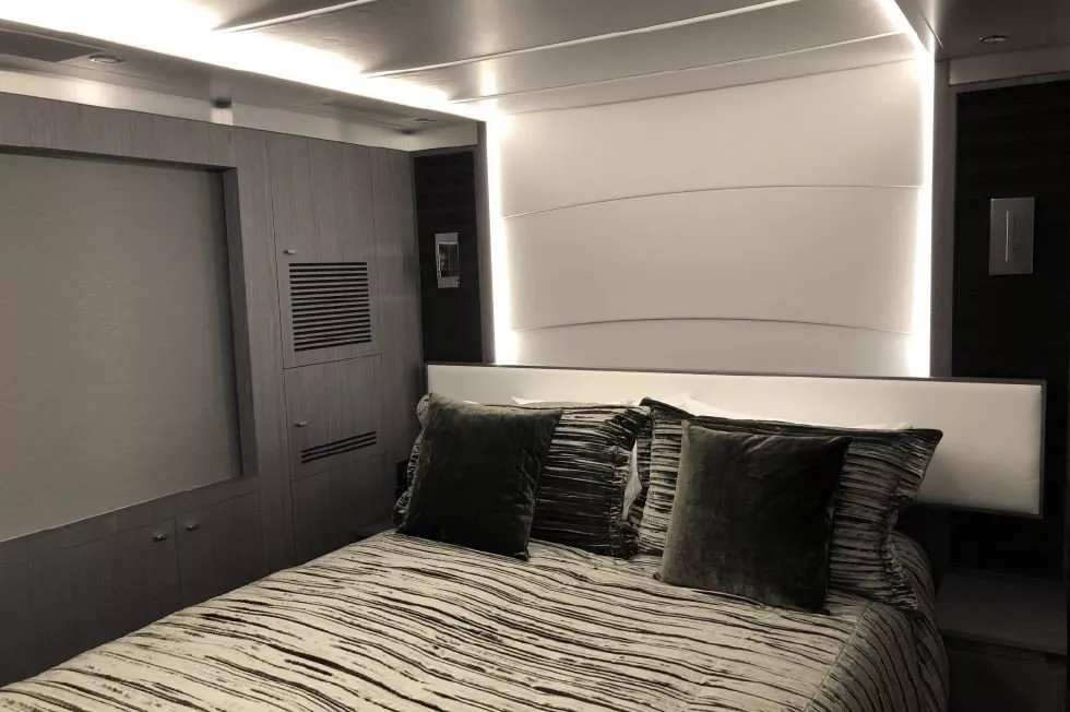 https://dev-api.arconyachts.com/storage/media/17669/conversions/28_1944319680-optimize.webp