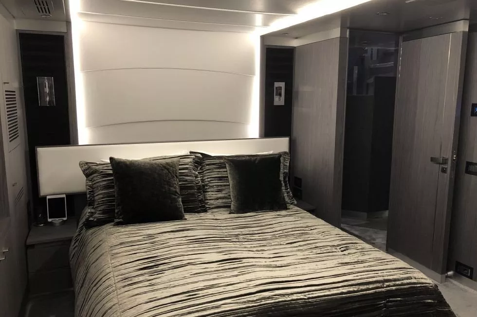 https://dev-api.arconyachts.com/storage/media/17670/conversions/28_6035990399-optimize.webp