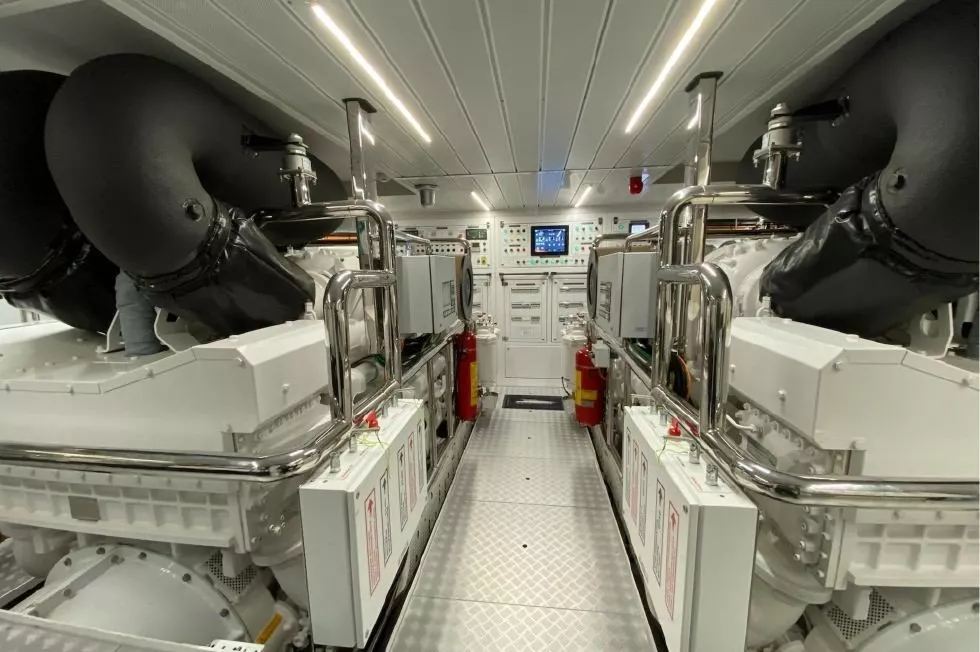 https://dev-api.arconyachts.com/storage/media/17672/conversions/28_8759033314-optimize.webp