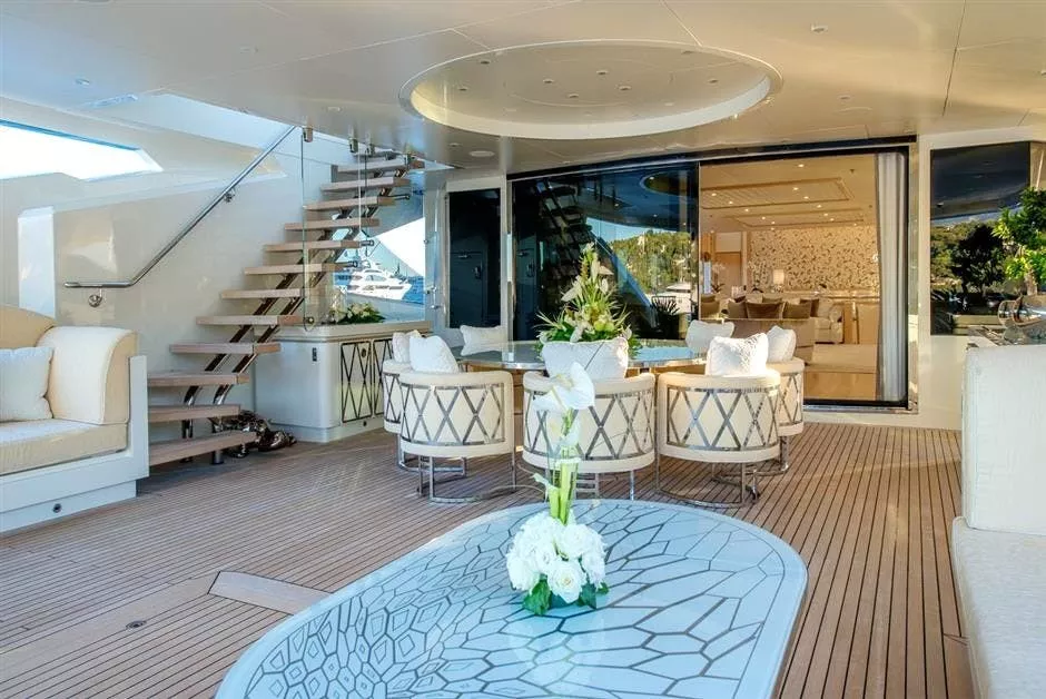 https://dev-api.arconyachts.com/storage/media/17728/conversions/920_3926452704-optimize.webp