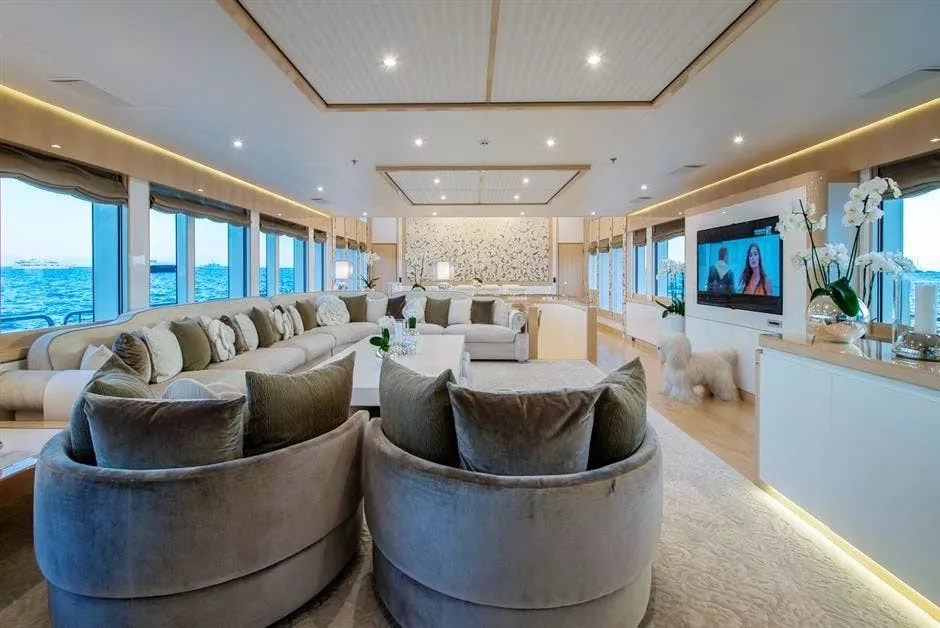 https://dev-api.arconyachts.com/storage/media/17733/conversions/920_9337177453-optimize.webp