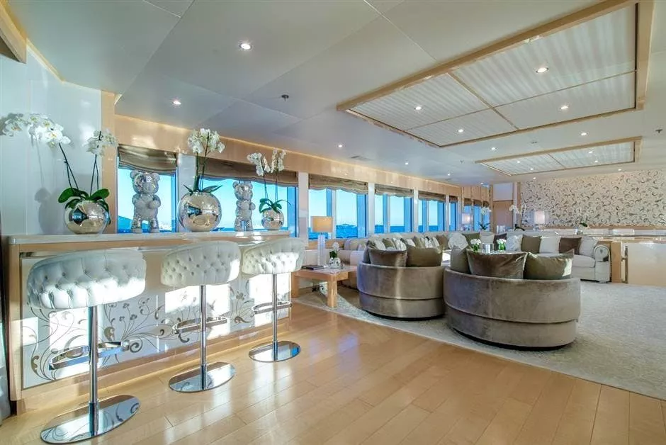 https://dev-api.arconyachts.com/storage/media/17734/conversions/920_3410219558-optimize.webp