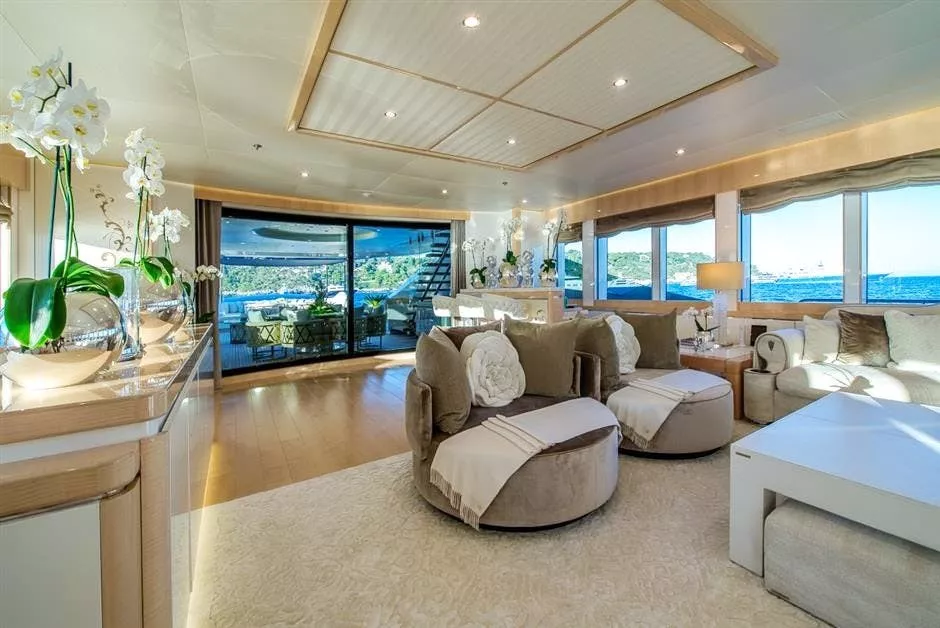 https://dev-api.arconyachts.com/storage/media/17735/conversions/920_7278321125-optimize.webp