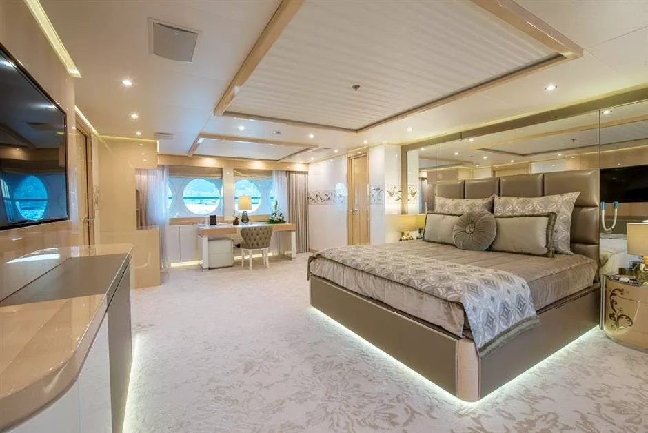https://dev-api.arconyachts.com/storage/media/17739/conversions/920_9715809665-optimize.webp
