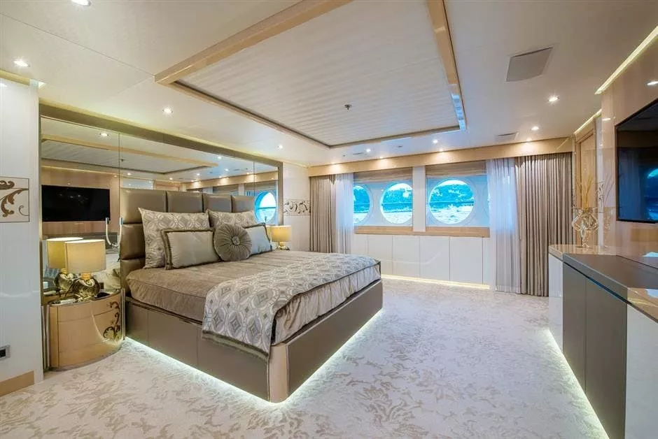 https://dev-api.arconyachts.com/storage/media/17740/conversions/920_7779045400-optimize.webp