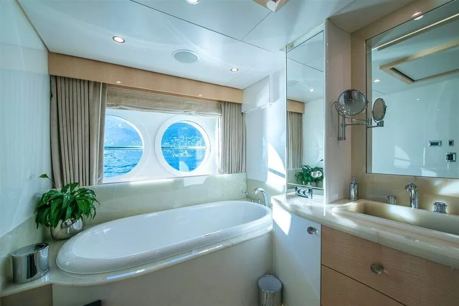 https://dev-api.arconyachts.com/storage/media/17741/conversions/920_9586195710-optimize.webp