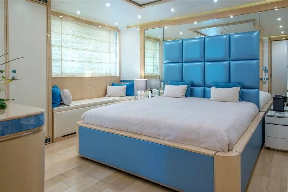 https://dev-api.arconyachts.com/storage/media/17743/conversions/920_6505670911-optimize.webp