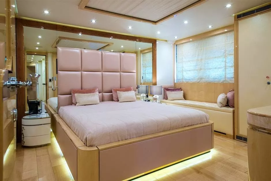 https://dev-api.arconyachts.com/storage/media/17744/conversions/920_8012413979-optimize.webp