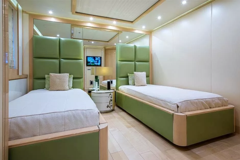https://dev-api.arconyachts.com/storage/media/17745/conversions/920_7549327971-optimize.webp