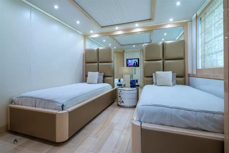 https://dev-api.arconyachts.com/storage/media/17746/conversions/920_5821902414-optimize.webp