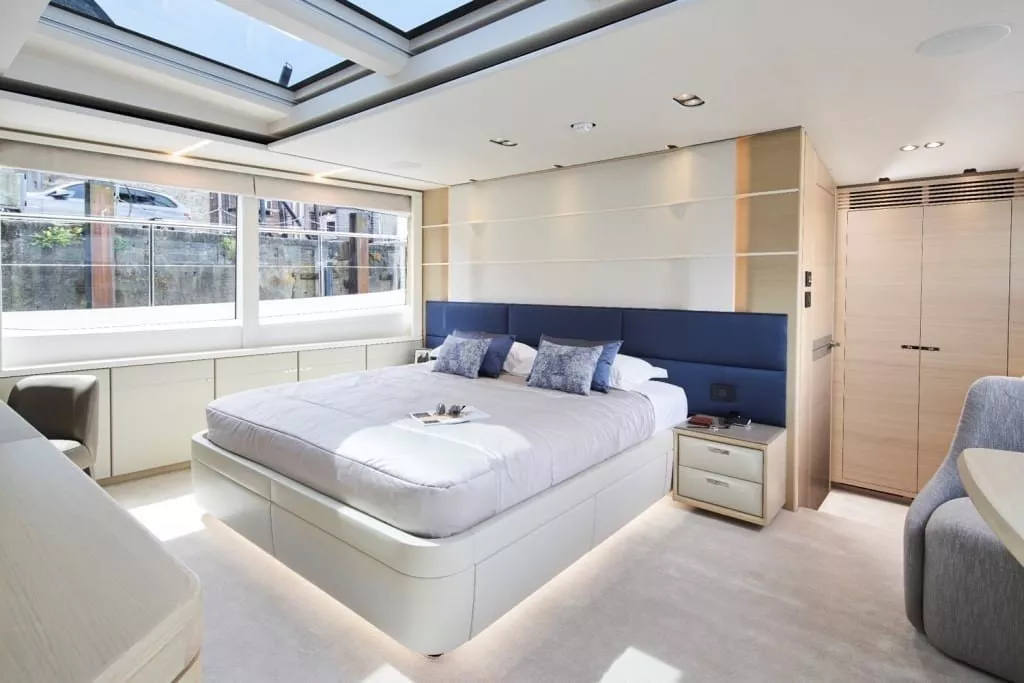 https://dev-api.arconyachts.com/storage/media/17799/conversions/918_8001679772-optimize.webp